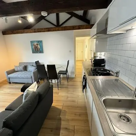 Comfy Flat For 6 In Center Gs306
